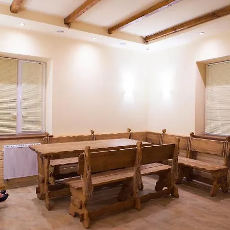 Ялинка Готель Вышков